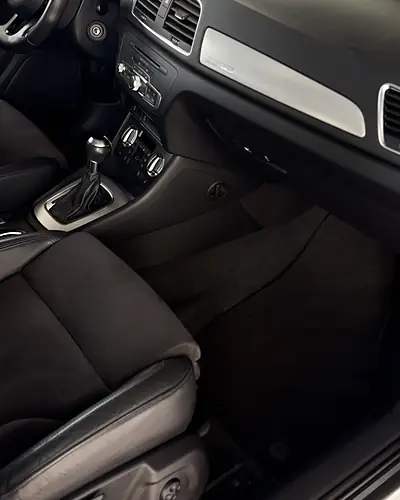 Audi Q3: gereinigter Innenraum mit Beifahrerseite